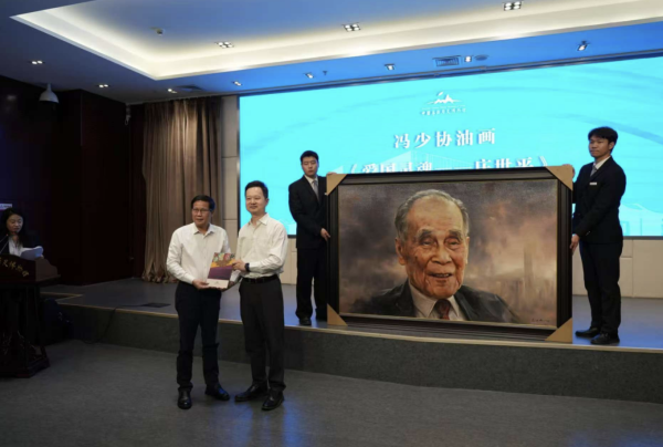 杨方策略 冯少协油画《爱国灵魂——庄世平》入藏中国华侨历史博物馆